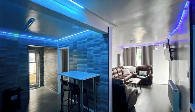 Family Holiday Home With Hot Tub & Sauna Sleeps 8