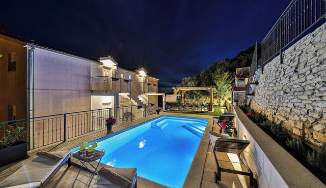 Family Holiday House with Private Swim Spa Heated Pool *