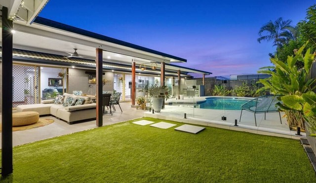 Family Holiday Retreat 4 bed Pool 5 mins to beach