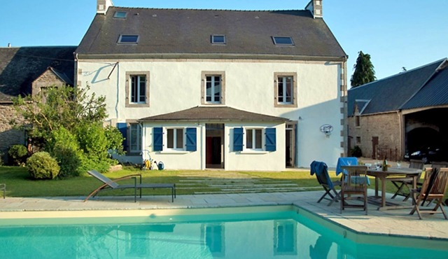 Family holidays near the seaside, in a comfortable farmhouse with swimming pool