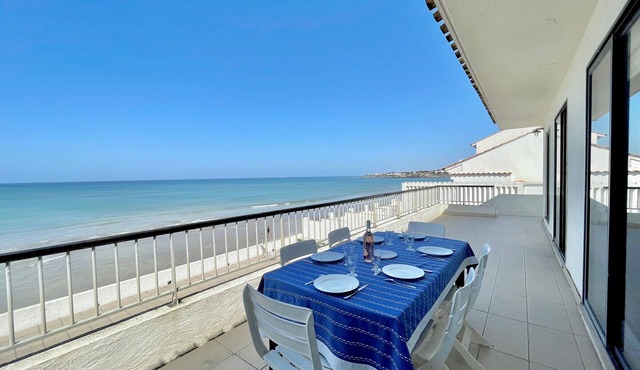 Family home with 4 bedrooms, terraces, sea view, WIFI and parking