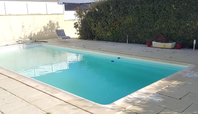 Family home, garden, heated pool, bicycles, pingpong 5' from the beach