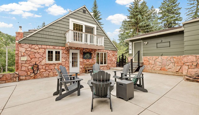 Family Home with Large Patio, Hot Tub, Fire Pit by Forest & Peak Retreats