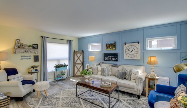 Family Home, 1 Block to Lake Michigan Beach!