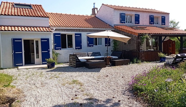 Family home 10/12 people heated pool, 5 bedrooms, pets welcome.