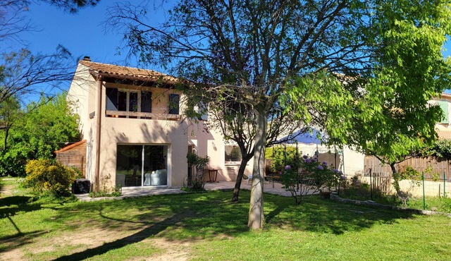 Family home, 10 minutes from Aix-en-Provence, with swimming area