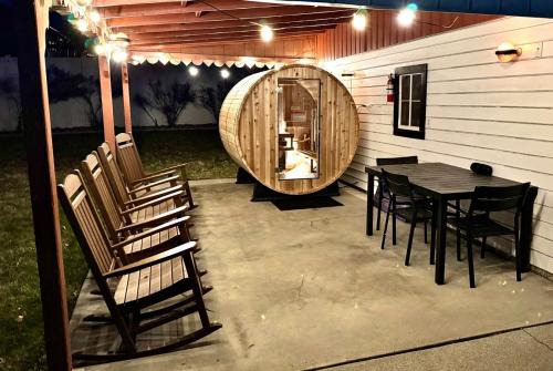 Family Home - 2 Full Kitchen, Sauna, Sleeps 10-14