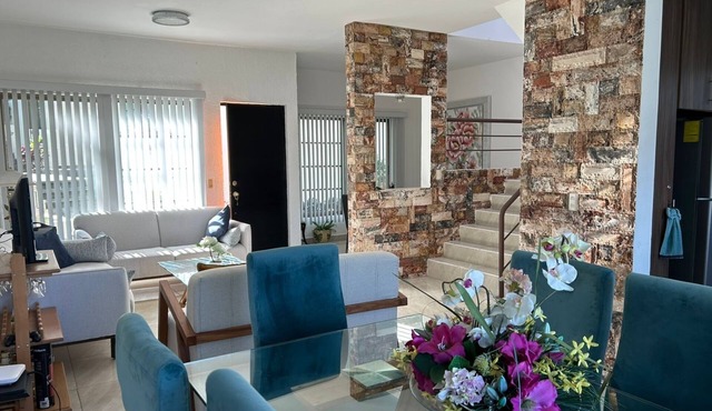 Family home: 2 pools, private gym, parking x2 - 6 min downtown, near venues