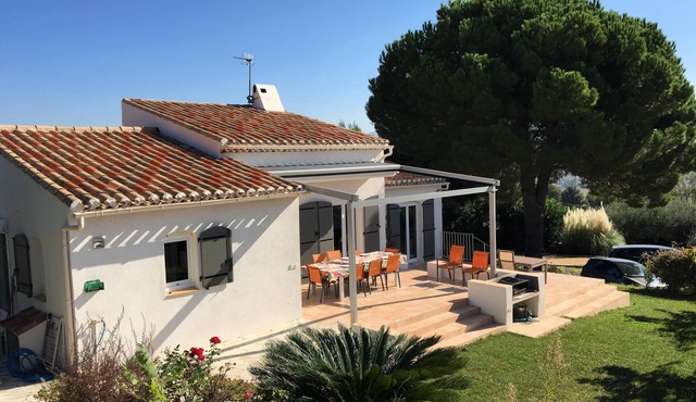 Family home, 5km from the sea, heated swimming pool, enclosed grounds. Parking