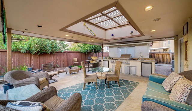 Family Home 5 Mi to Dtwn Riverside & Hospital!