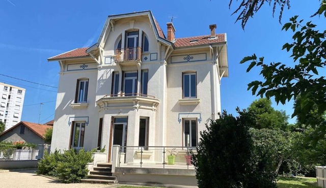 Family home a stone's throw from the town center