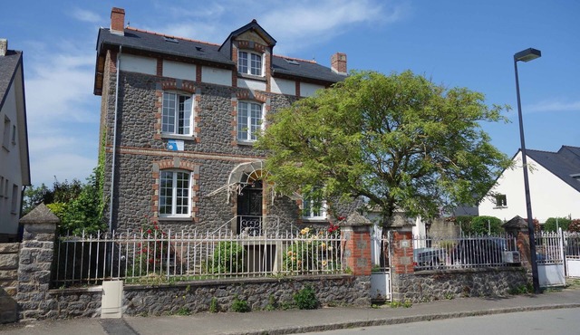 Family home/Artist. Halfway between town and sea. Quietly. Ideal for families