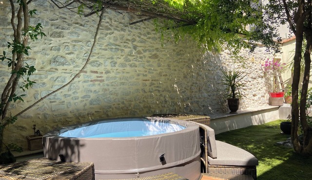 Family home, city center, with garden, garage, and jacuzzi