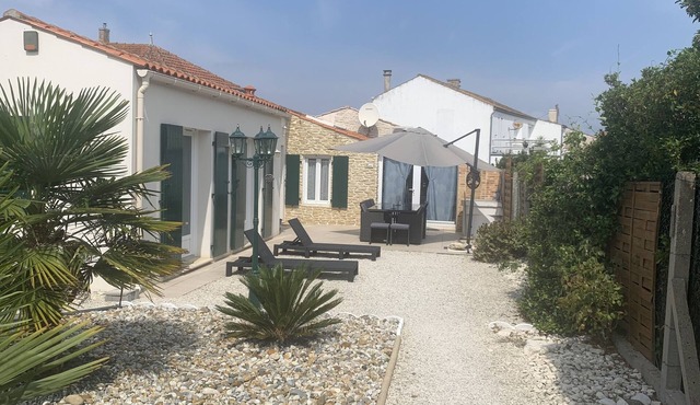 Family home for up to 10 people, 15 min walk from the beach