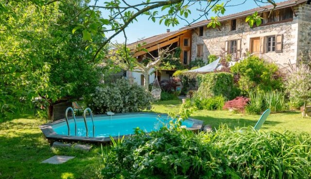 Family home for up to 15 people, at the foot of the Vercors and in the heart of the village