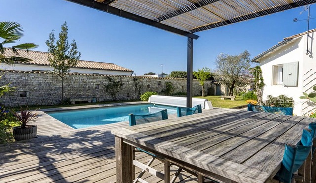 Family home with pool for 9 people