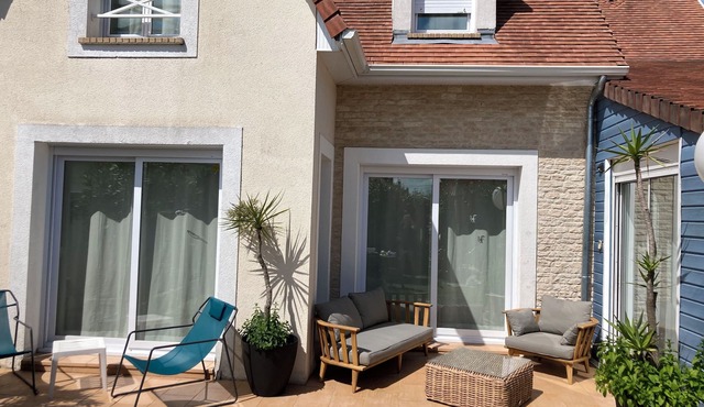 Family home 200m from the sea with garden