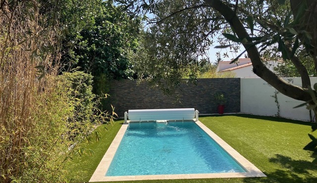 Family home, saltwater pool, 20 minutes from the beach