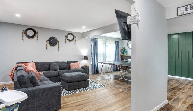 Family Home: Game Room & Huge Yard, Airport