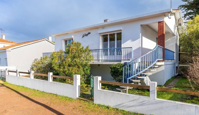 Family Home in Central Fromentine with Private Terrace, Wi-Fi & Air Conditioning