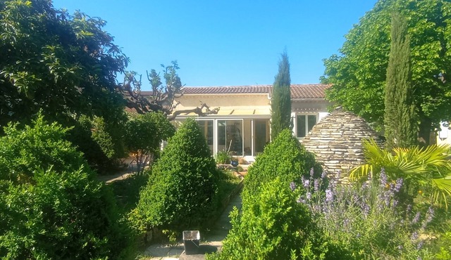 Family home in a green setting between Aix-en-Provence and the Luberon