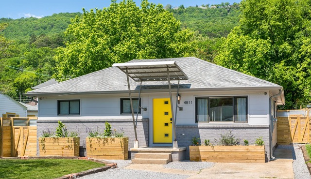 Family Home in CHATTANOOGA! 3 miles to ROCK CITY! Private BACKYARD + BIKE PATH