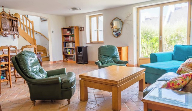 Family home in Donnant - quiet, comfortable, 10 min walk to Donnant beach