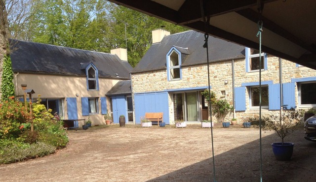 Family home in wooded park max 12 people. 25mn from beaches