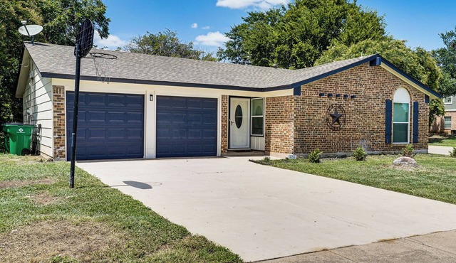 Family Home in Ft Worth Suburbs Near Benbrook Lake