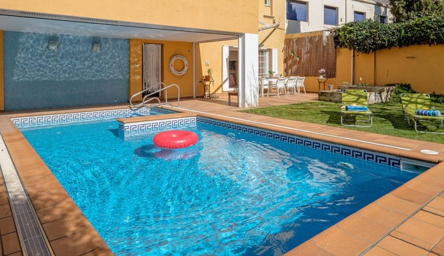 Family Home in Palamós with Large Garden
