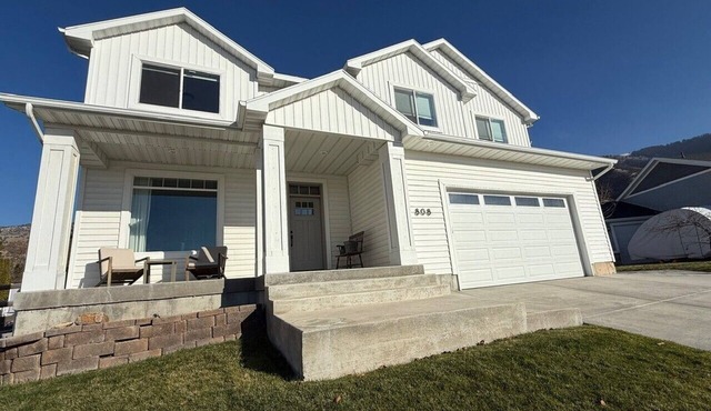 Family Home in Providence-EV Charging-sleeps 14