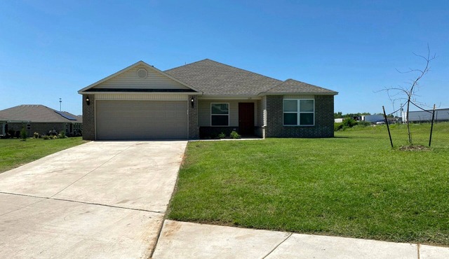 Family Home in Small Country Town 15 min from OKC