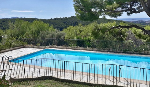 FAMILY HOME IN THE HEIGHTS OF SANARY, BREATHTAKING VIEW OF THE BAY