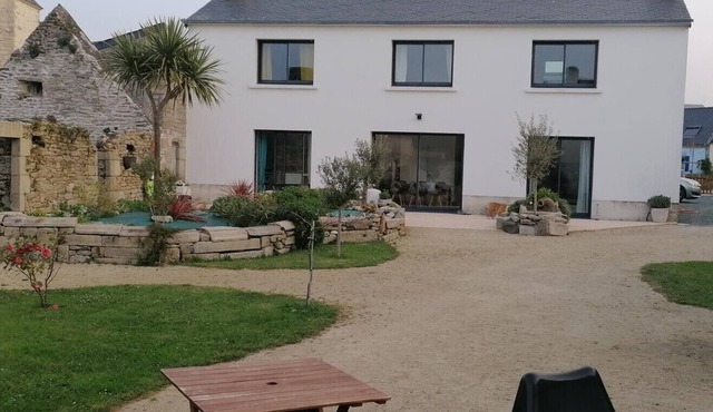 Family home in the heart of the village La Torche