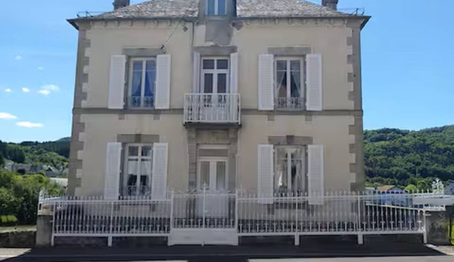 FAMILY HOME IN THE HEART OF THE AUVERGNE VOLCANOES