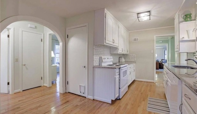 Family Home in the Heart of KC Minutes away from The Plaza, Westport, & P&L!