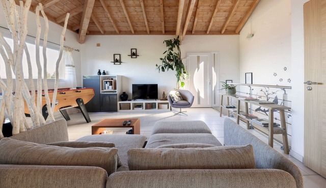 Family home, lake view, Zen garden, home cinema