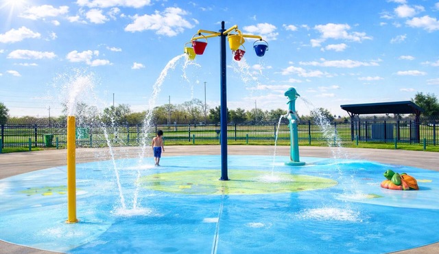 Family home Near Lafayette with splash pad and park.