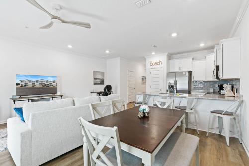Family home near boat launches, beaches, and The Wharf! King bed and pet friendly