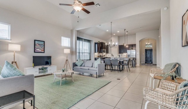 Family Home near Kalahari, Dell Diamond, and Work - 4 Bed, 2 Bath Retreat