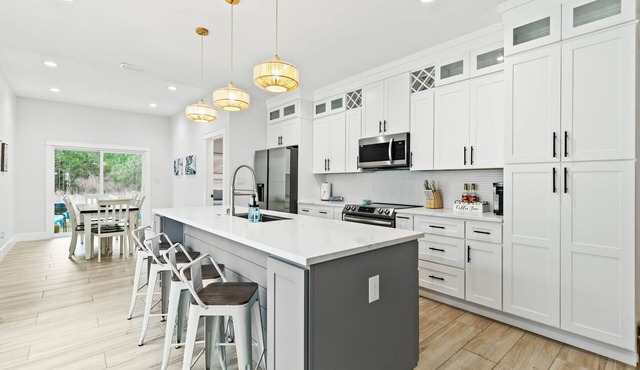 Family home near OWA and beaches, king bed, fire pit, pet friendly!