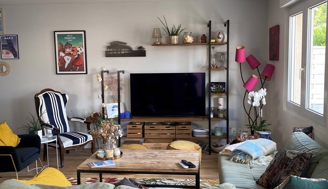 Family home on the outskirts of Bordeaux, close to all amenities (streetcar, bus)