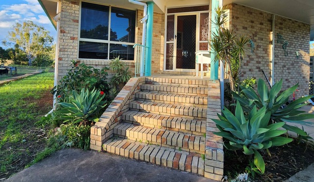 Family Home on Acreage Along the Brisbane River. hosts up to 6 Adults + 1 Child