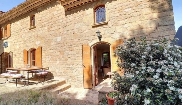 Family home on the heights of Miramas-Le-Vieux in the heart of Provence