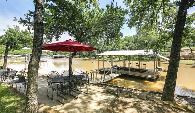 Family Home on Lake Bridgeport: Pets Welcome!