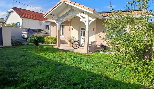 Family home on the Bassin D'arcachon with swimming pool and beach on foot