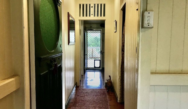 Family Home - Pets welcome . 15km to Australia Zoo, 20km to amazing beaches.