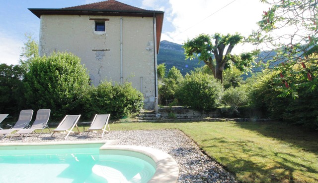 Family home, peaceful setting and swimming pool!