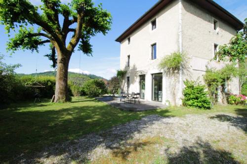 Family home peaceful setting and swimming pool!