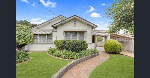 Family home, pet friendly, sleeps 10, CBD 1km